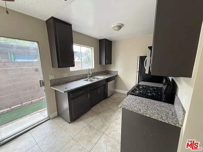 6233 Clybourn Ave — Photo 2