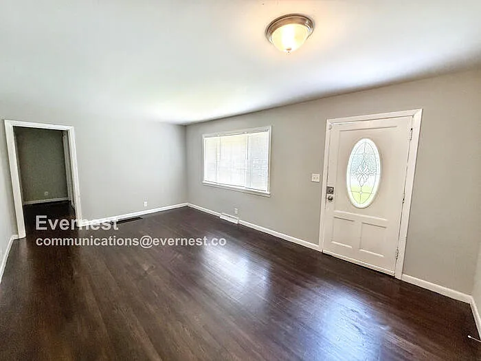 9825 Maple Ln — Photo 4