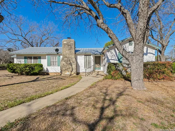 2602 Avenue K, Hondo, TX 78861