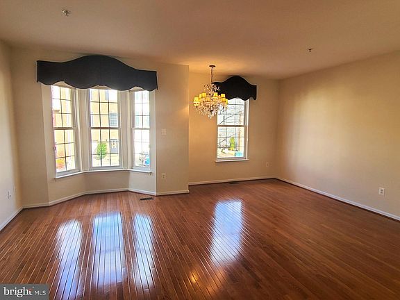 4th image of 164 Tilden Way