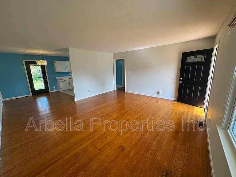 1713 Seward Dr — Photo 5