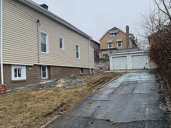 2nd image of 945 E 216th St #Tom