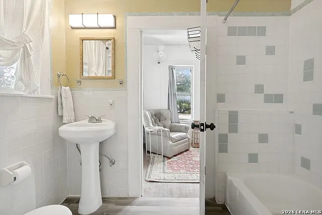 200 Queen Anne Ct #200B — Photo 10