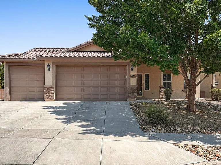 224 Valle Alto Dr NE — Photo 2
