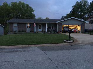 607 Riverside Dr, Saint Charles, MO 63304