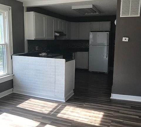 4th image of 1252 Lawrence Ave