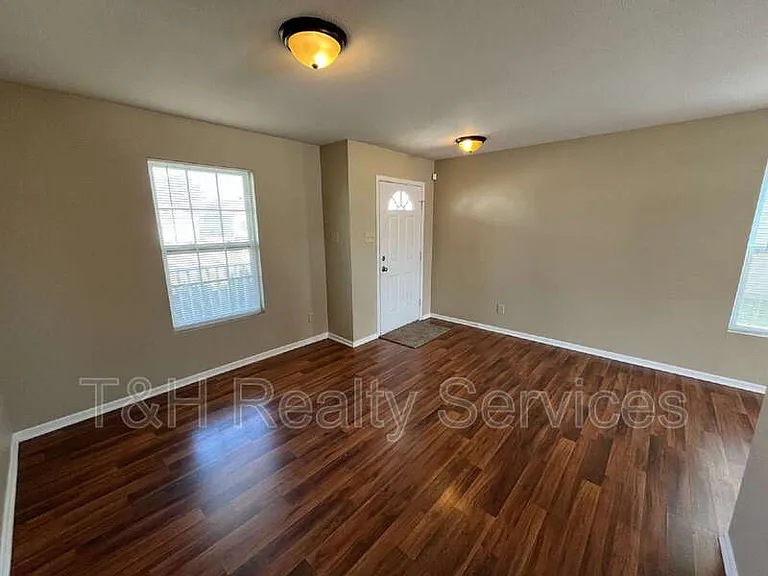 1422 Dowell St — Photo 4