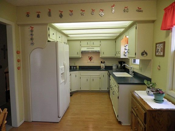 Cheery kitchen has solid countertops, laminate flooring, and all appliances!