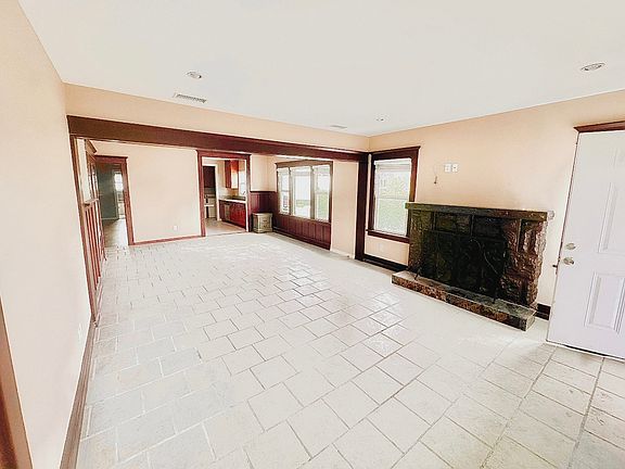 2nd image of 722 W 11th St #722