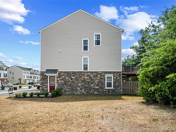 3rd image of 100 Sequoia Dr