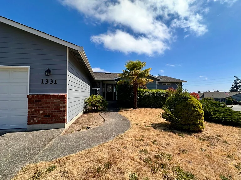 1331 SW Harbor Vista Cir — Photo 1