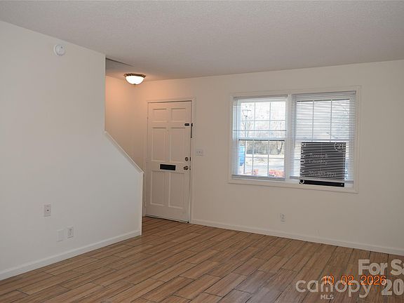 2nd image of 1300 Larchmont Pl APT 402