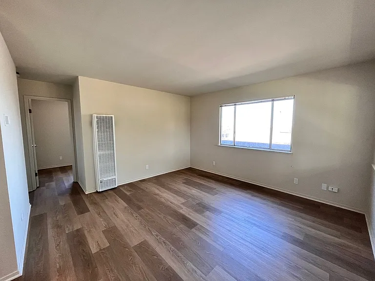 557 Spencer St — Photo 2
