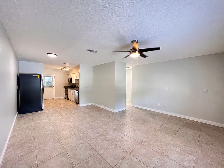 Lakeside Cove Apartments — Photo 4