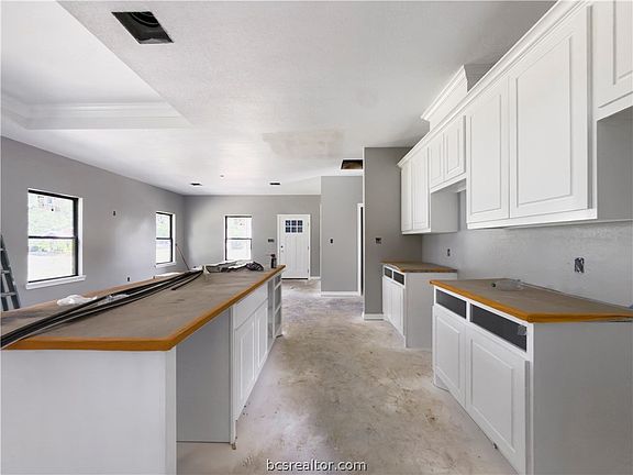 5th image of 1010 W 9th St