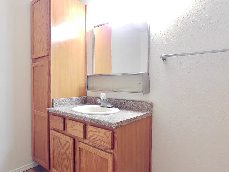 Updated Downtown 1 Bed w/ free WIFI & Gated Parking — Photo 75
