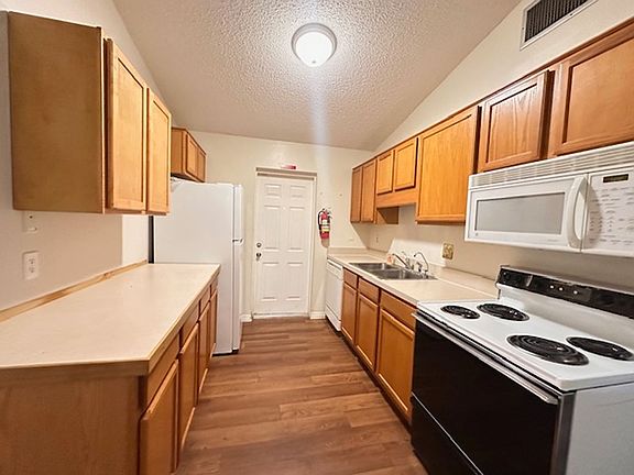 3rd image of 542 E Caroline St
