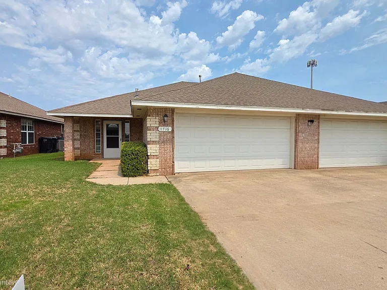 1716 W Palm Pl — Photo 1