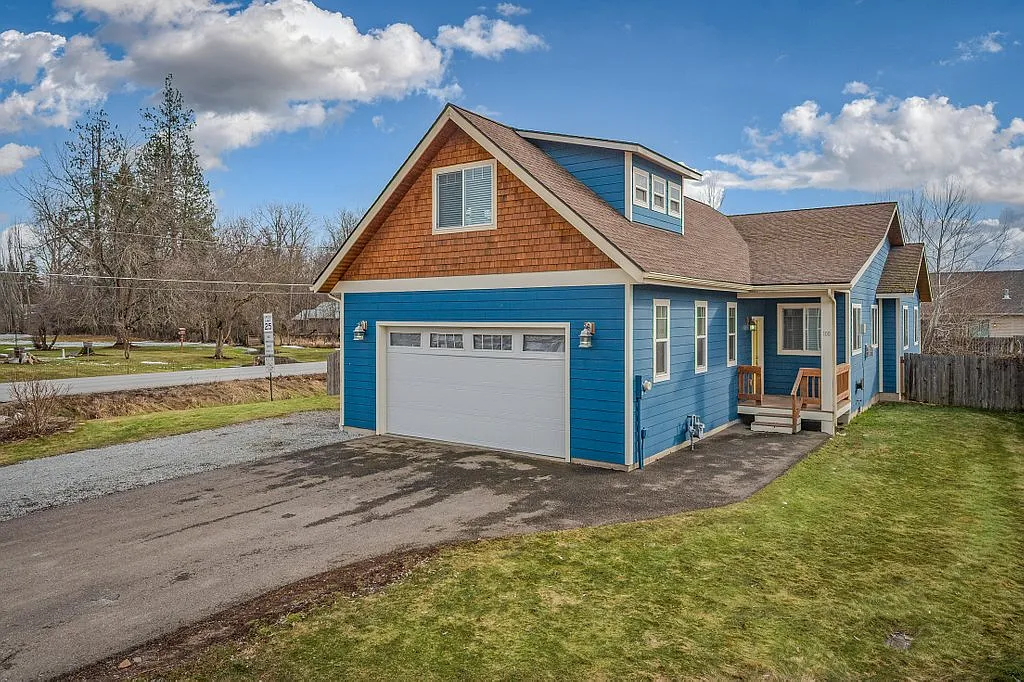 4 bed, 2200 sqft, $2,500 — Photo 1