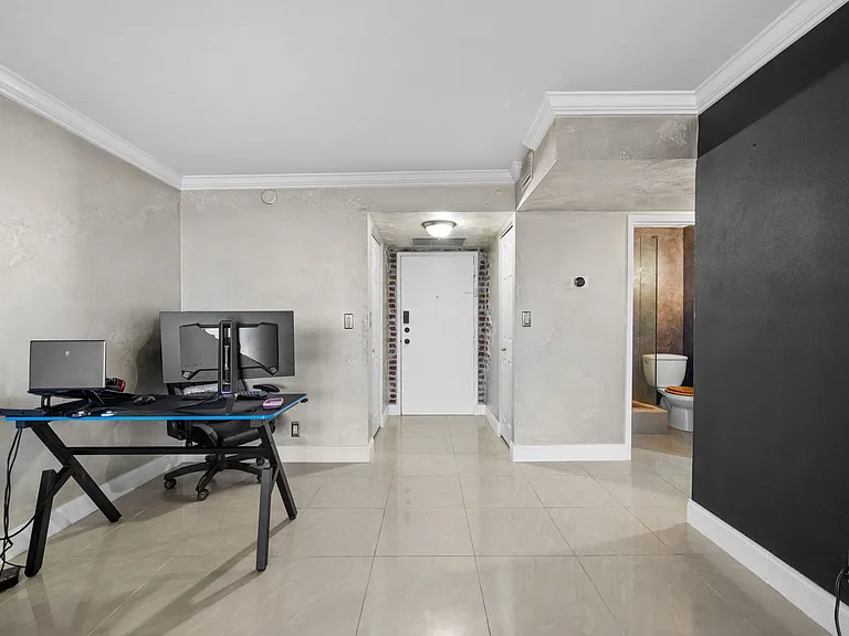 1000 Parkview Dr #1025 — Photo 1