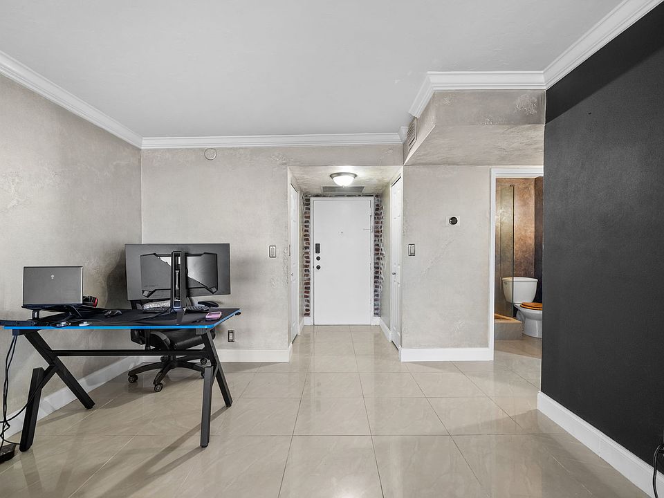 1st image of 1000 Parkview Dr APT 1025