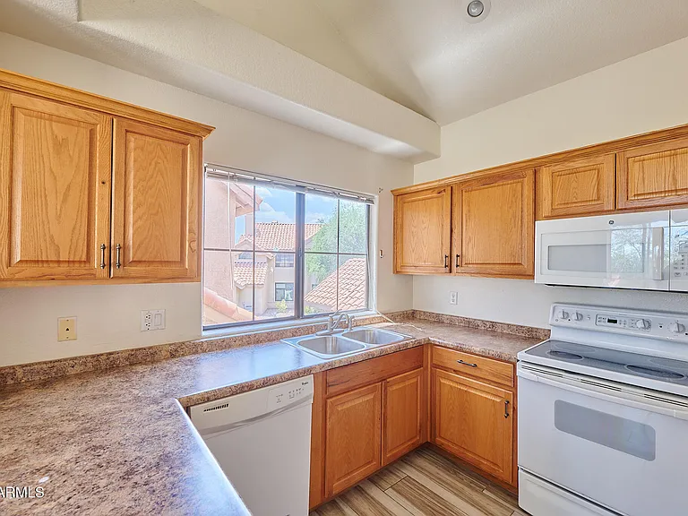 1001 N Pasadena St #61 — Photo 2