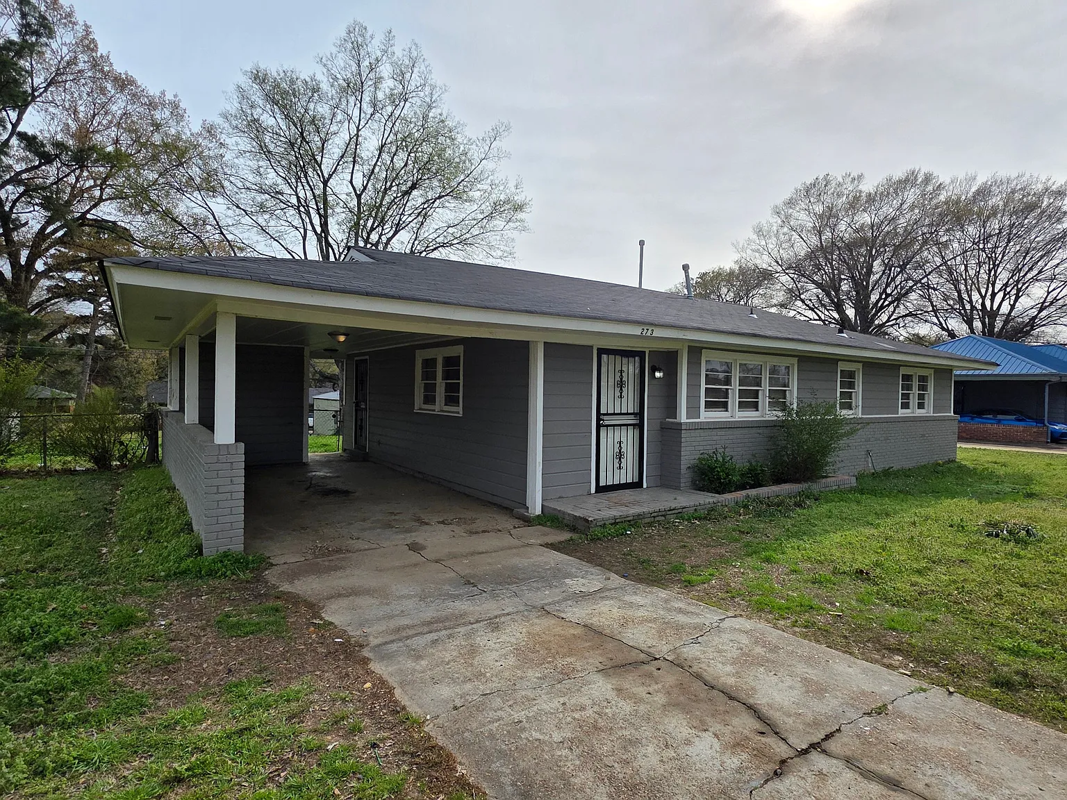Charming 3BR Single-Story Home with Fenced Yard & Spacious Kitchen — Photo 2