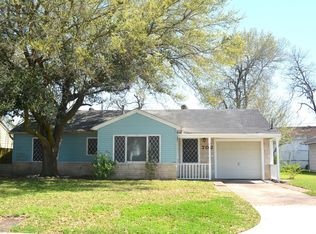 702 S Circle Dr, Baytown, TX 77520