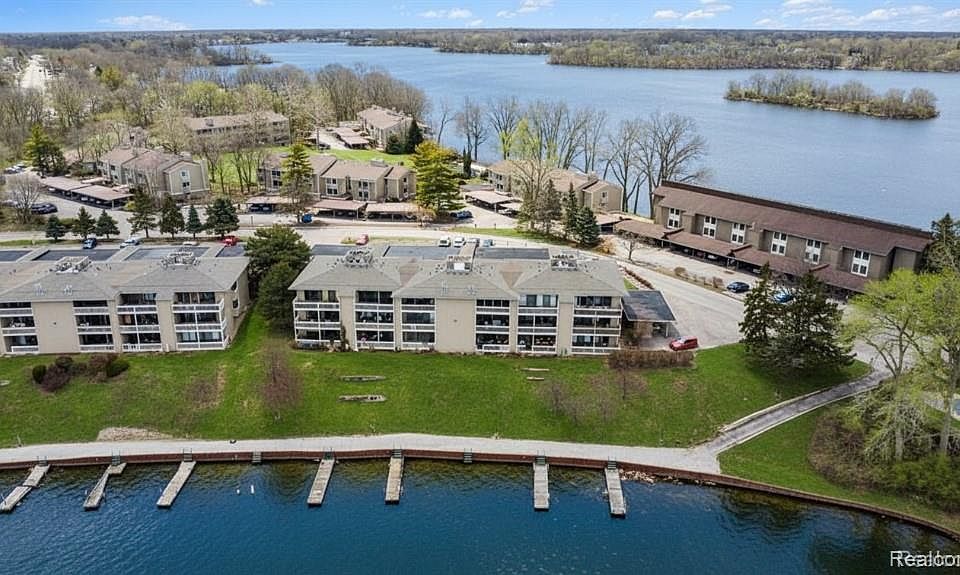 1st image of 855 Cliffs Dr #303C