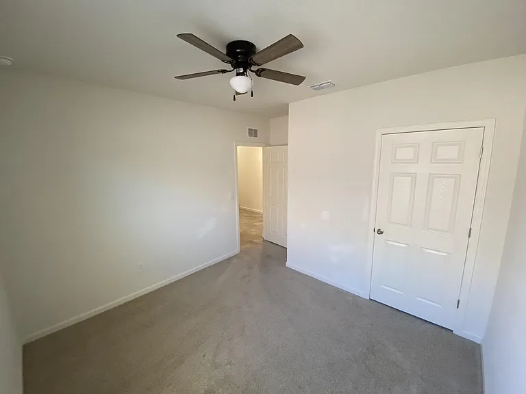 510 Old Country Rd S — Photo 3
