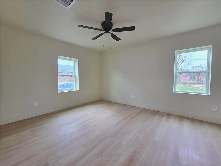 4607 Englewood St — Photo 26