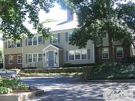 Beautifully maintained complex. Enjoy the privacy of this second story unit.