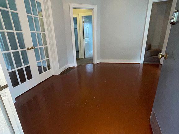 3rd image of 523 E Barbee Ave