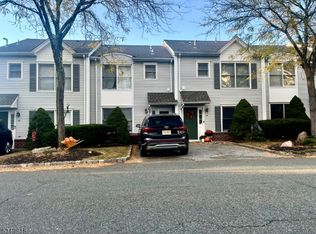 17 Woods Edge Dr, Rockaway, NJ 07866