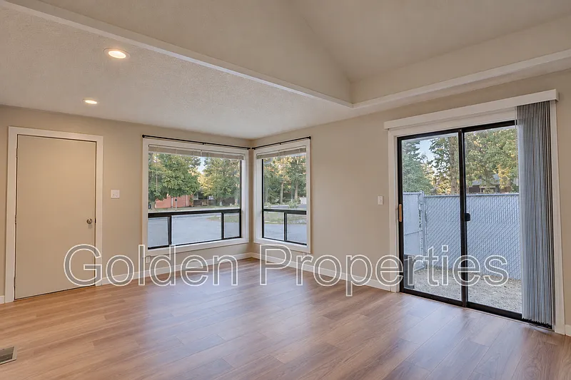 2 bed, 1.0 bath, 1374 sqft, $1,995 — Photo 4