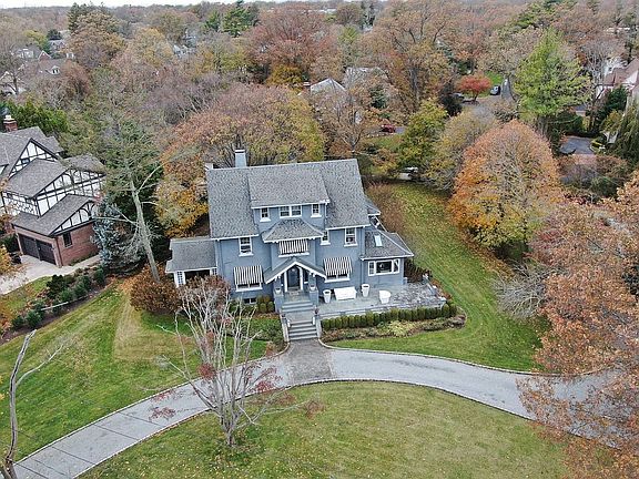 3rd image of 870 Pond Ln