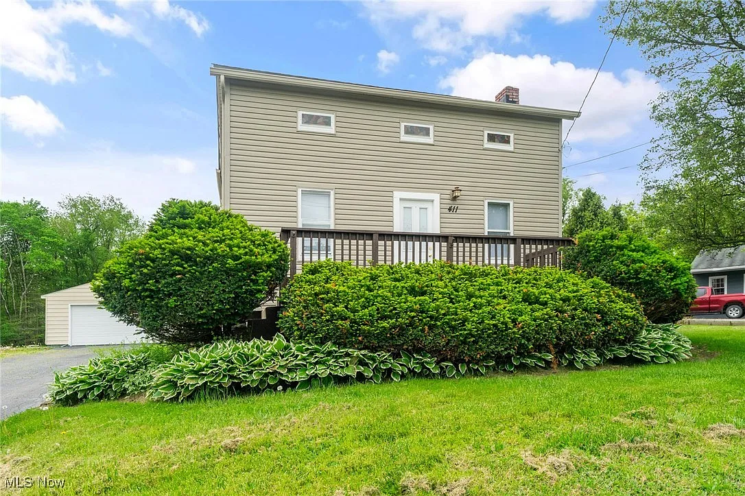 411 Elmwood Dr photo 1