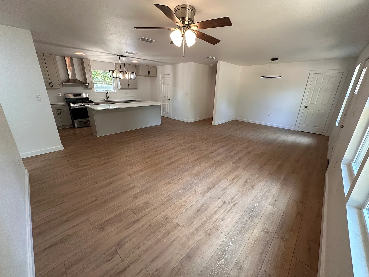 3 bed, 1350 sqft, $1,925 — Photo 4