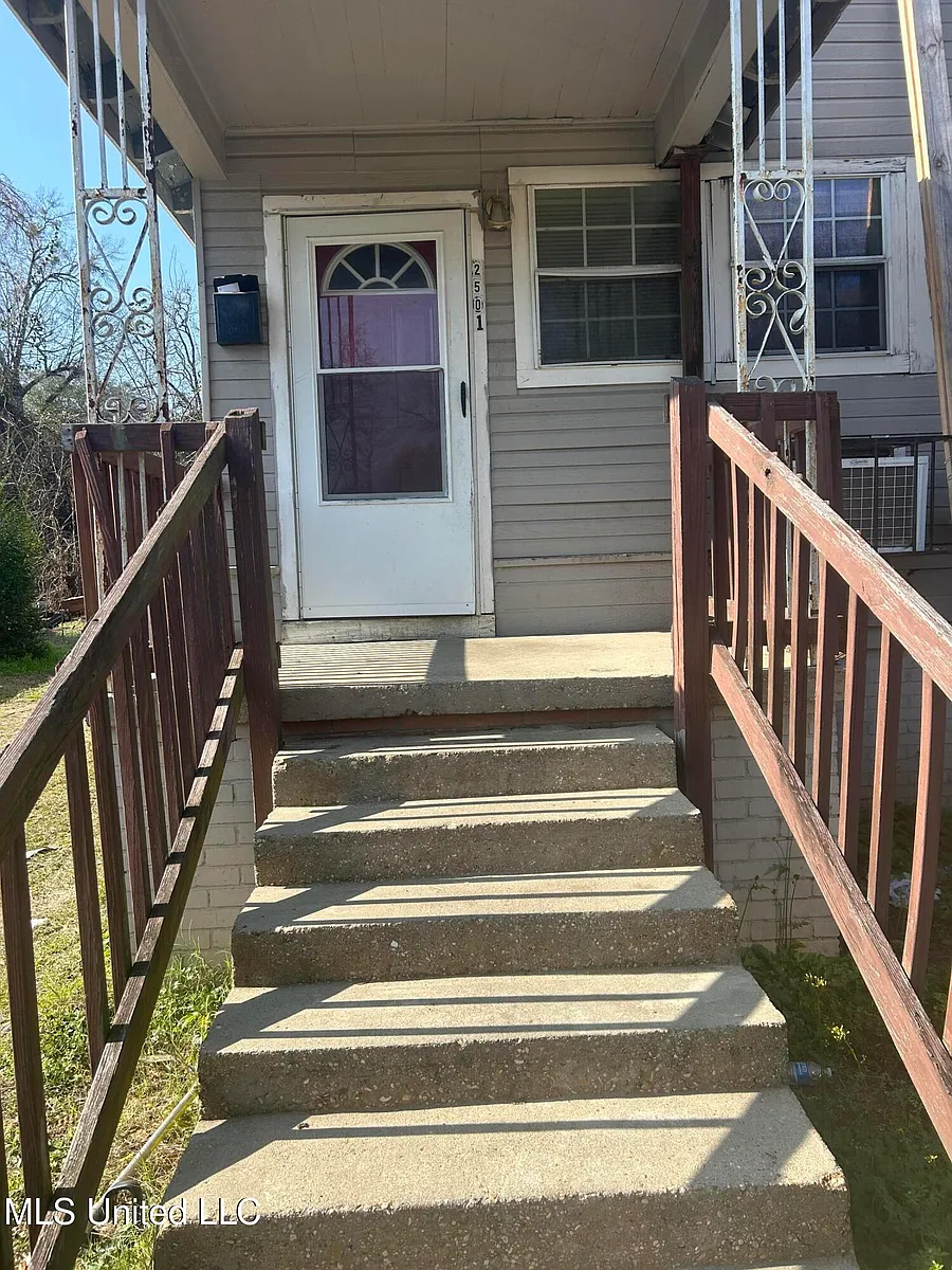 Building Photo - 2501 Woodlawn St #2501
