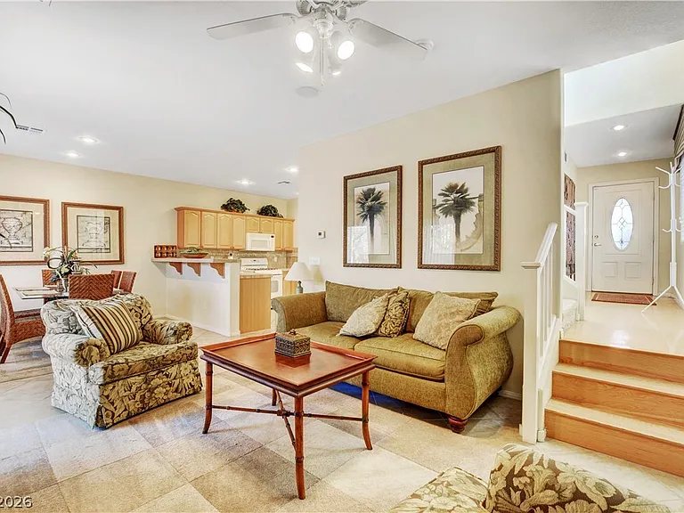 251 Queens Ct — Photo 8