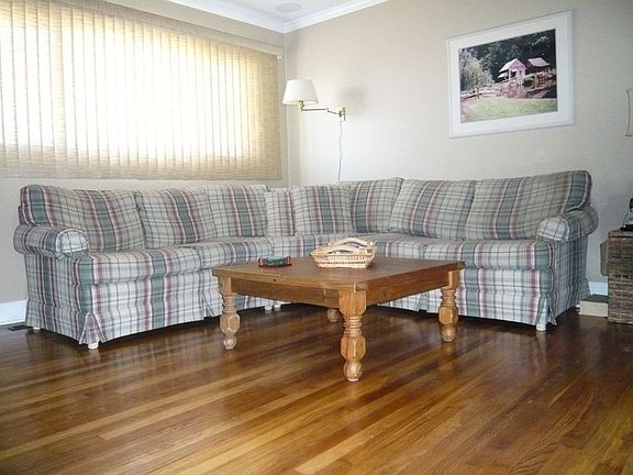 Open and Inviting Living Rm w/hardwood flrs & crown molding