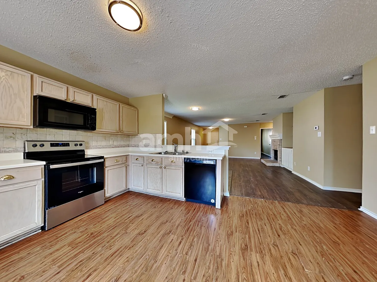 3 bed, 2.0 bath, 1687 sqft, $2,000 — Photo 3