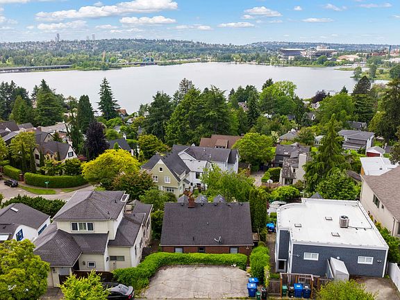 3rd image of 3814 46th Ave NE