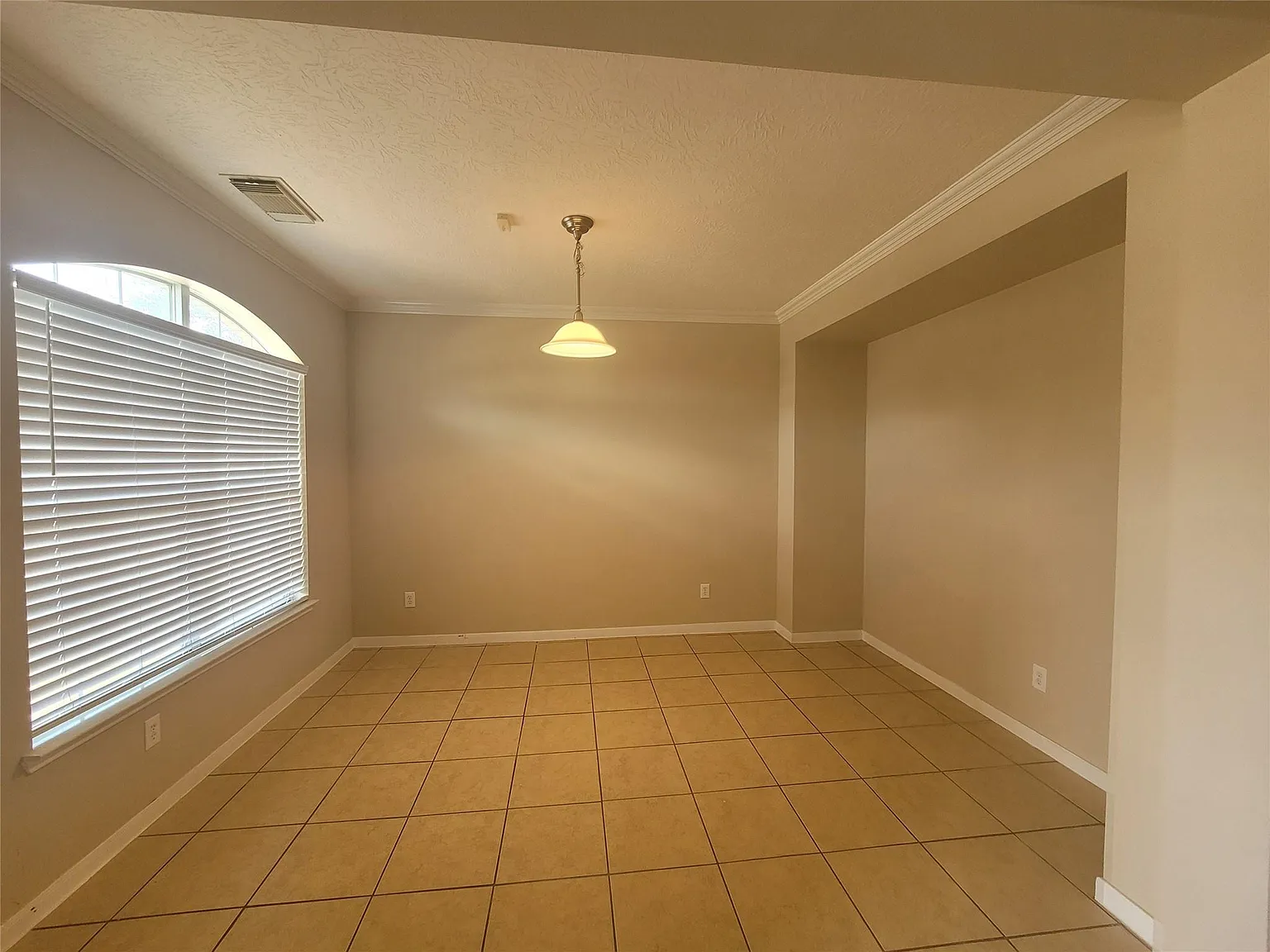 4 bed, 2.5 bath, 2804 sqft, $2,100 — Photo 2