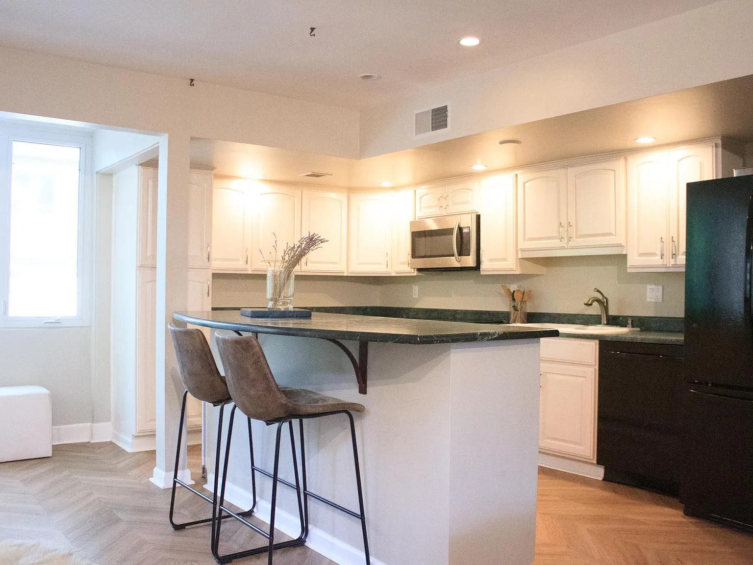 2 bed, 2.5 bath, 1697 sqft, $3,800 — Photo 4