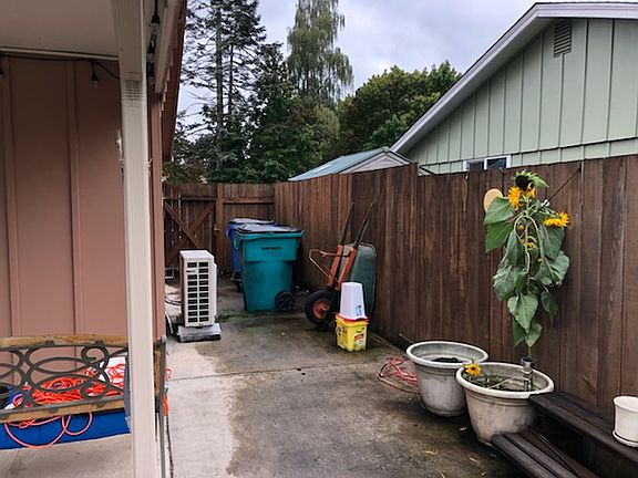 3rd image of 8406 NE Lewis Dr