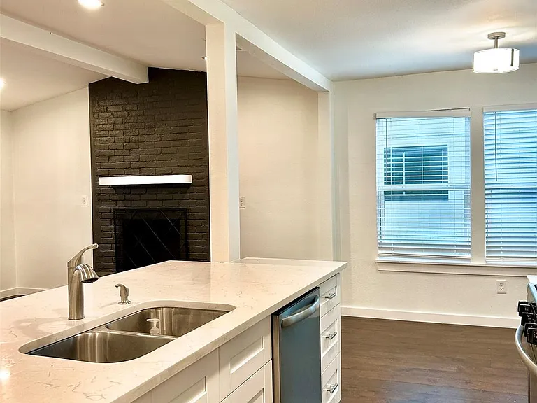 4914 Scarsdale Dr — Photo 5