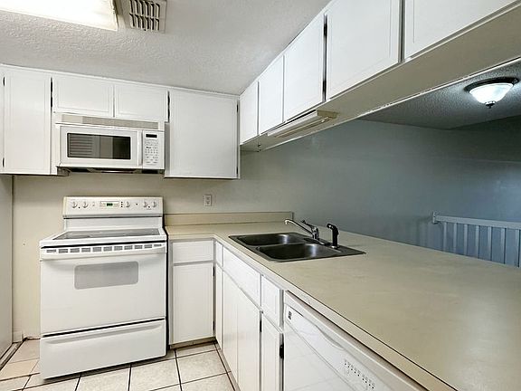 5th image of 223 Carmel Dr Unit 15