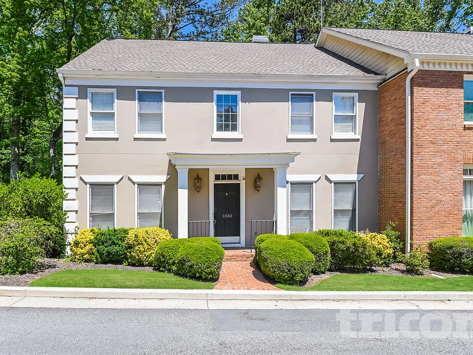 1040 Huntcliff