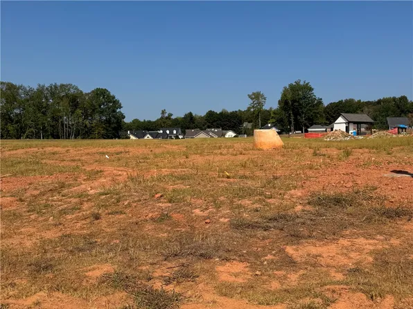 21 Short Leaf Ct, Opelika, AL 36804